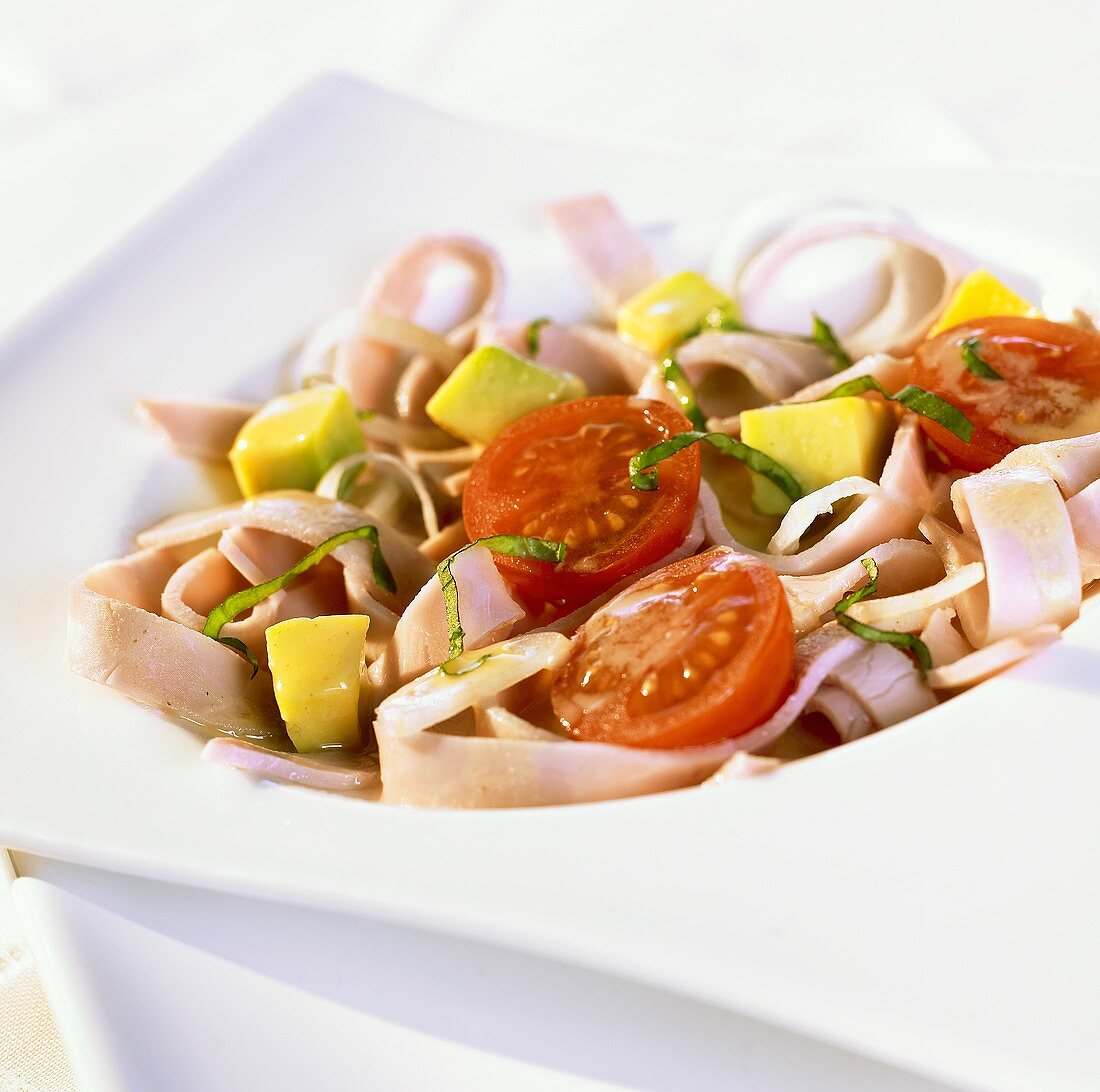 Sommerlicher Schinkensalat mit Avocado und Cocktailtomaten