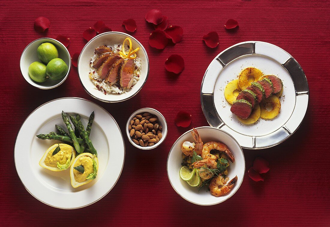 Mezze-Tafel mit Garnelen, Spargel, Rehrücken und Entenbrust