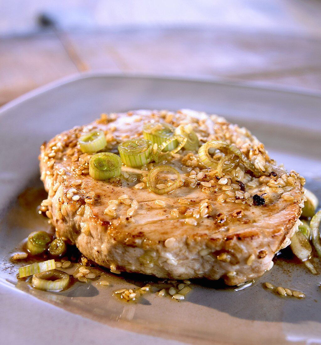 Tuna steak with sesame seeds and spring onions