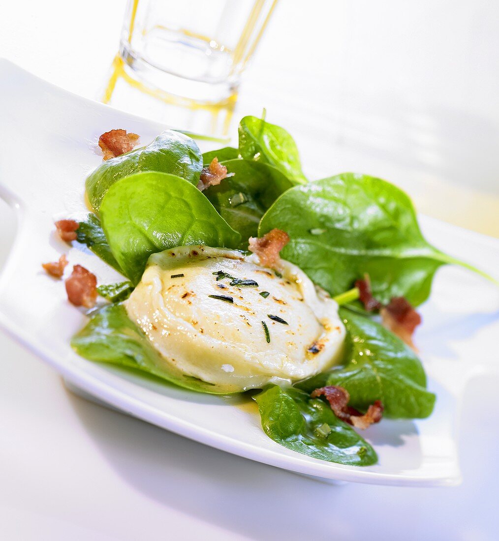 Spinatsalat mit gebratenem Ziegenkäse