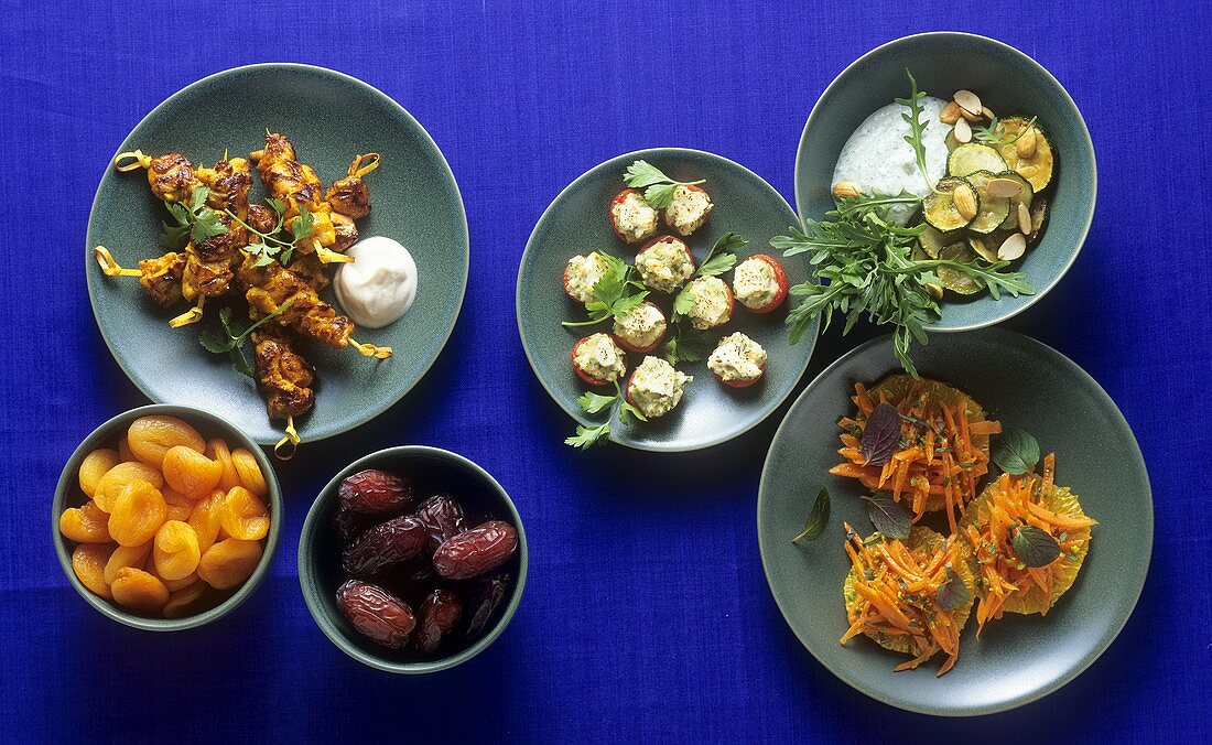 Mezze-Tafel: Möhren-Orangen-Salat, Datteln, Hähnchenspiesse