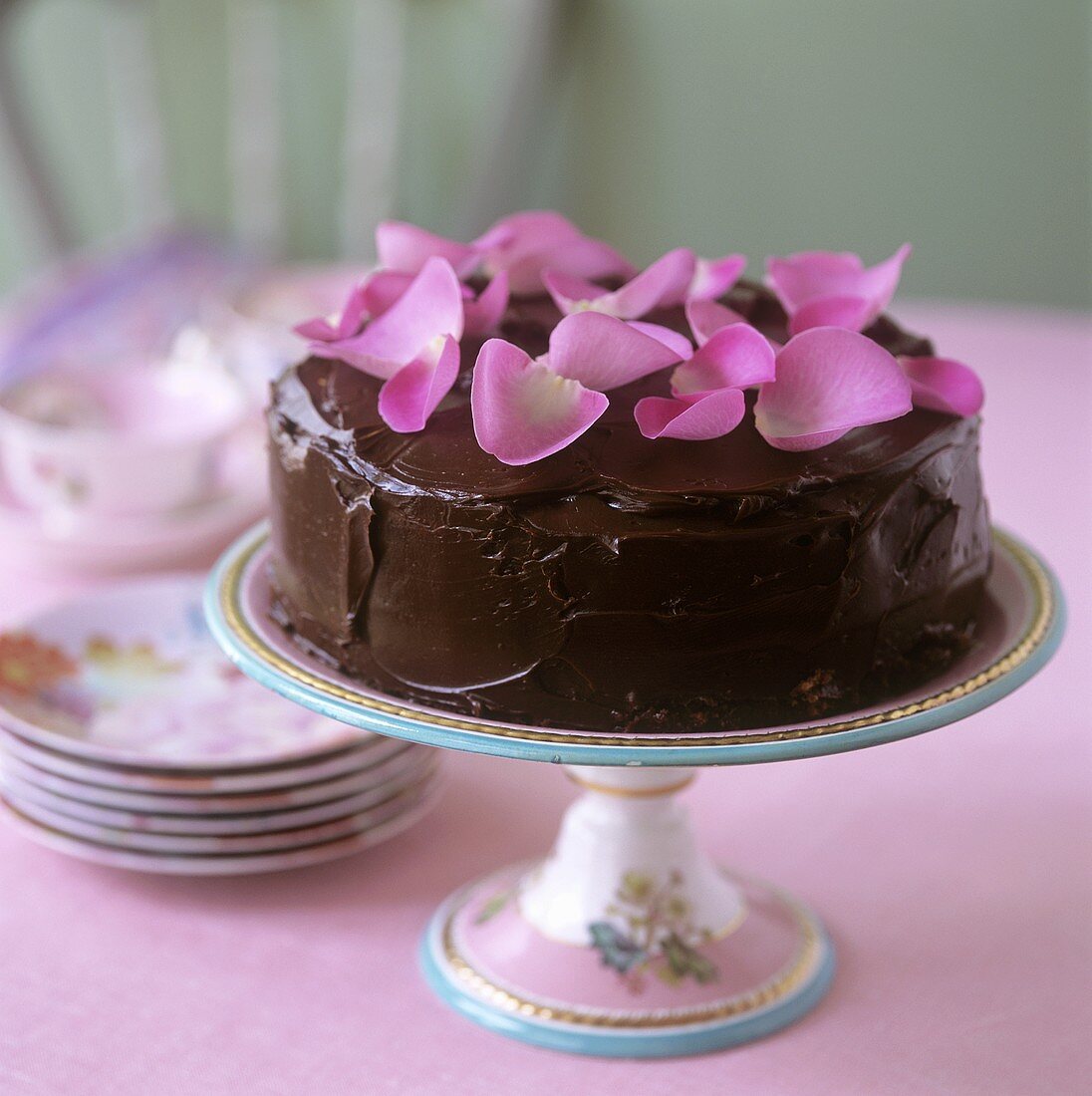 Schokoladenkuchen mit Rosenblättern