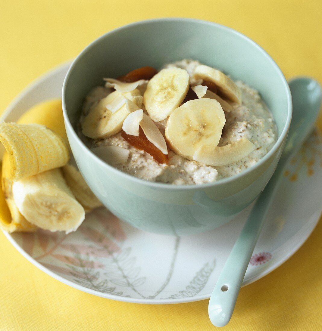 Porridge (Haferbrei) mit Trockenfrüchten und frischer Banane