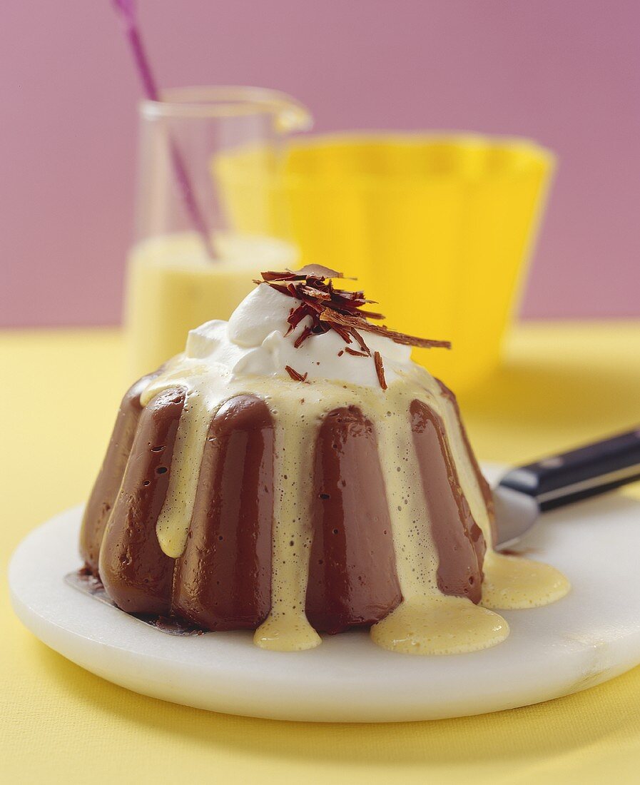 Schokoladenpudding mit Vanillesauce und … – Bilder kaufen – 372841 ...