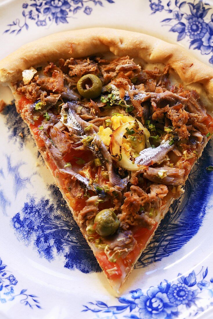 Pizza al tonno (Pizza topped with tuna and olives, Italy)