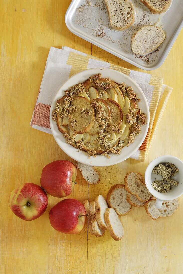 Semmelauflauf mit Äpfeln und Nüssen