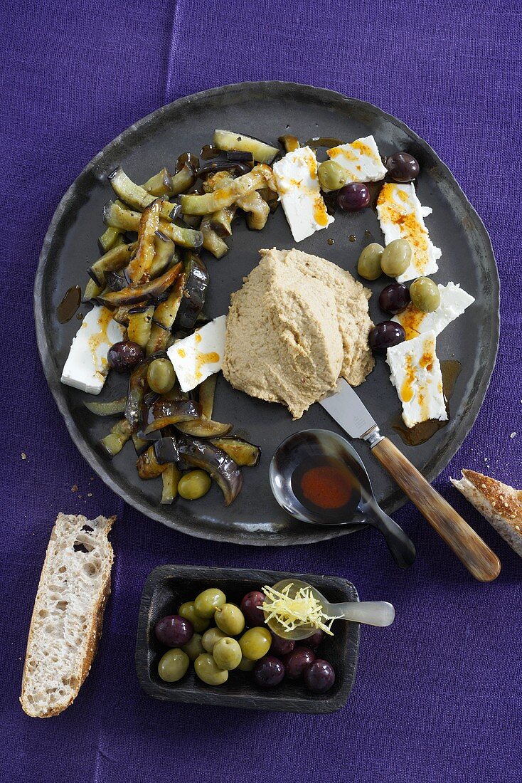 Orientalische Vorspeisenteller: gebratene Aubergine & Hummus