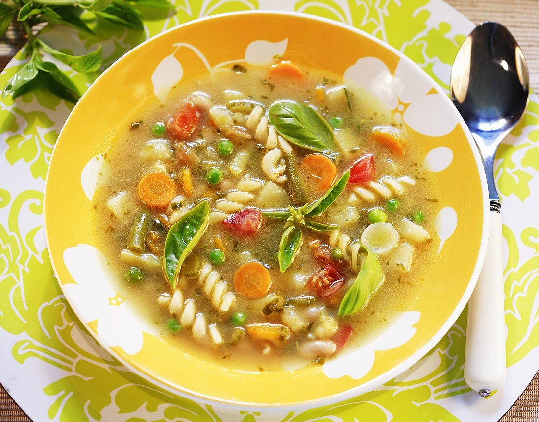 Französische Gemüsesuppe mit Spiralnudeln