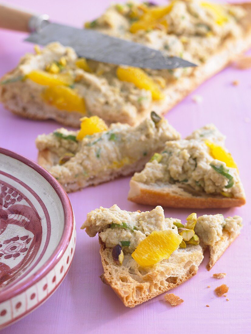 Fladenbrot mit Kichererbsencreme