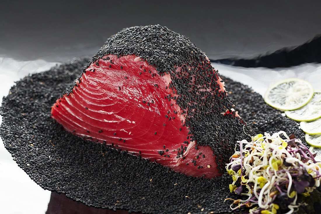 Asiatisch marinierter Thunfisch mit schwarzem Sesam