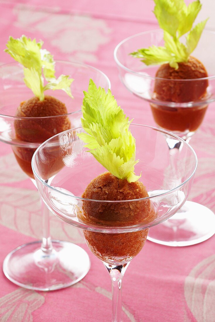 Bloody-Mary-Sorbet mit pink Champagner