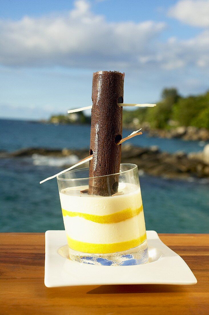 Mango-Kokos-Dessert mit Schokoladenbaumstamm (Seychellen)
