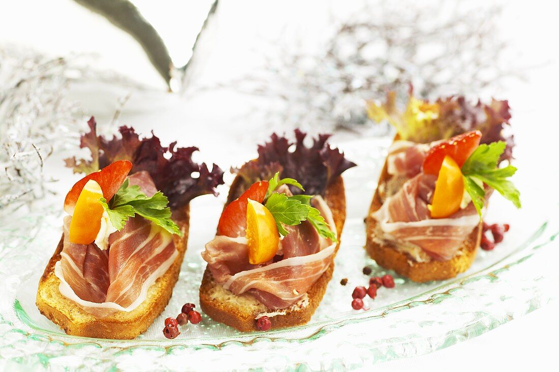 Canapés mit Landspeck