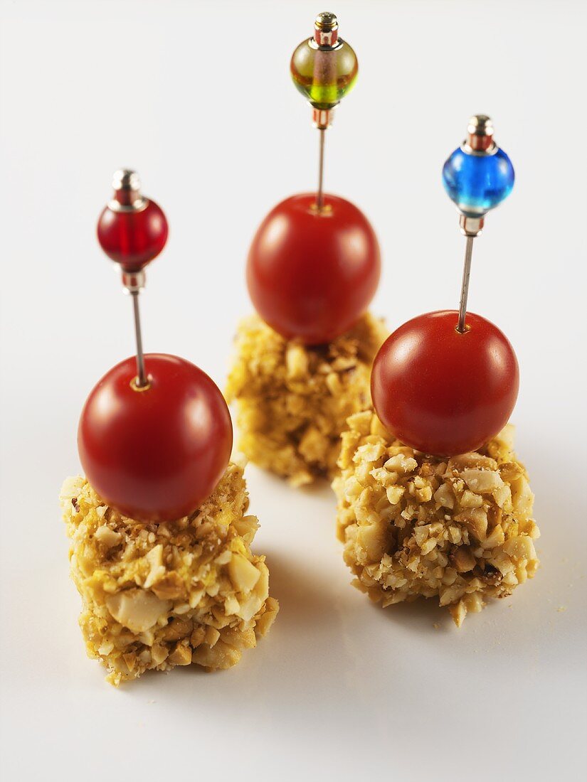 Hazelnut-coated chicken balls with cocktail tomatoes