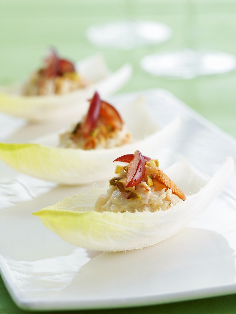 Chicoreeblätter mit Krabbensalat gefüllt