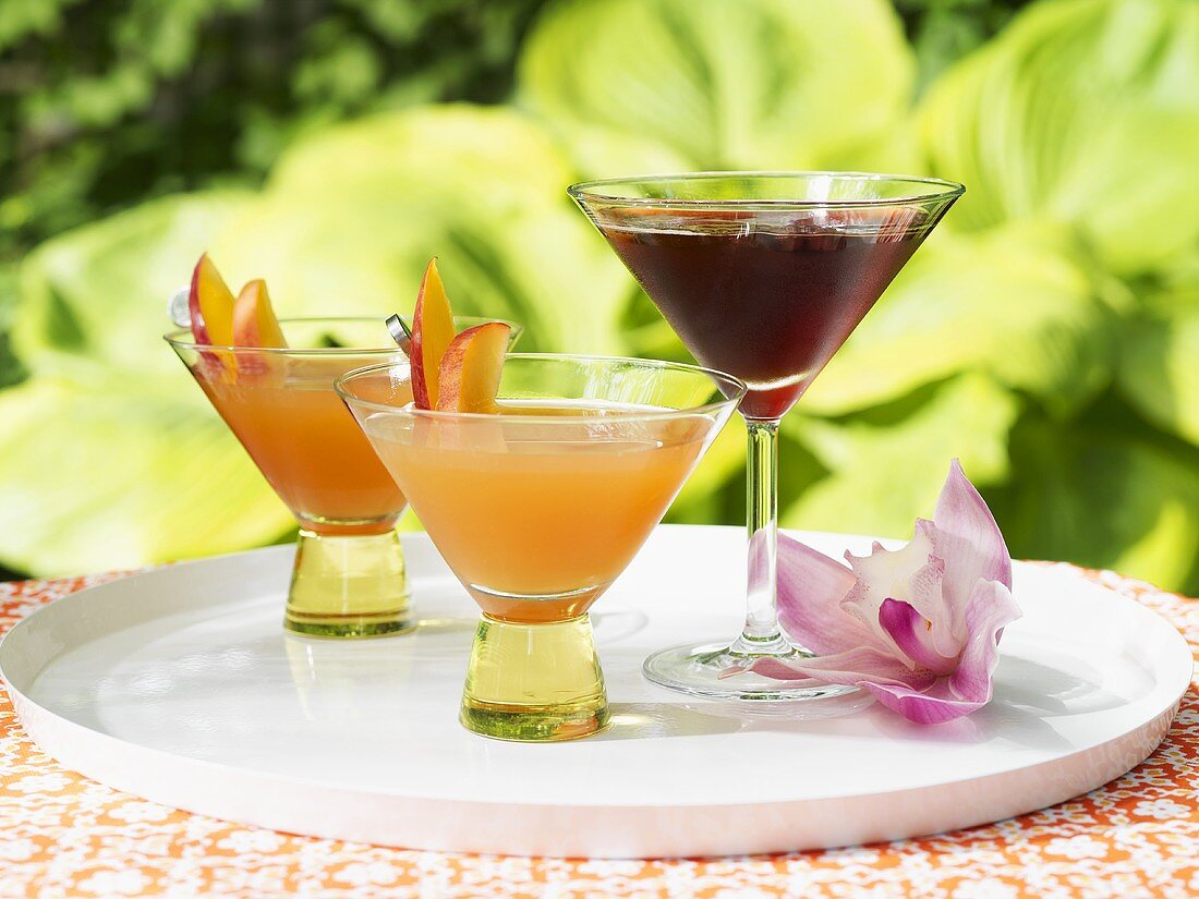 Pfirsichcocktail und Martini-Cocktail