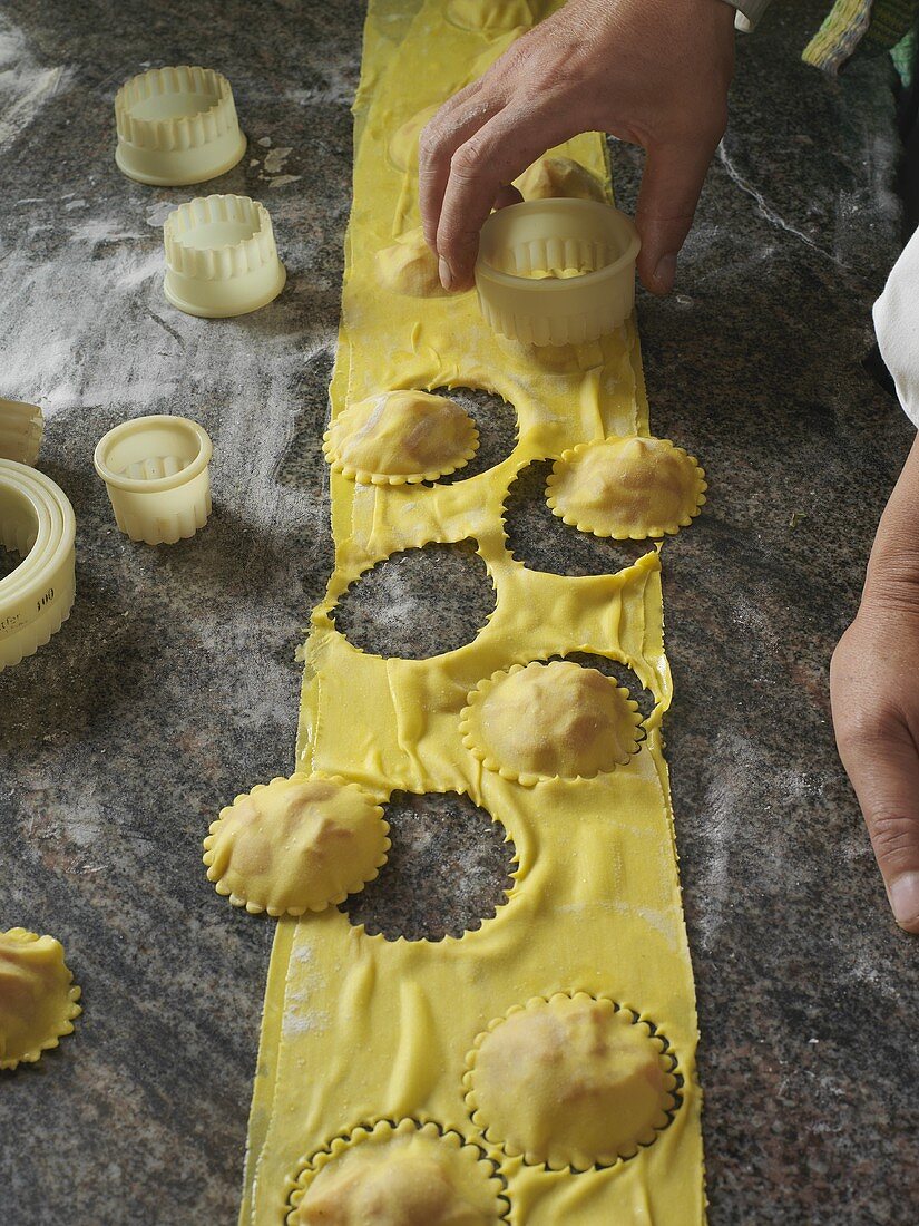 Aprikosen-Ravioli ausstechen