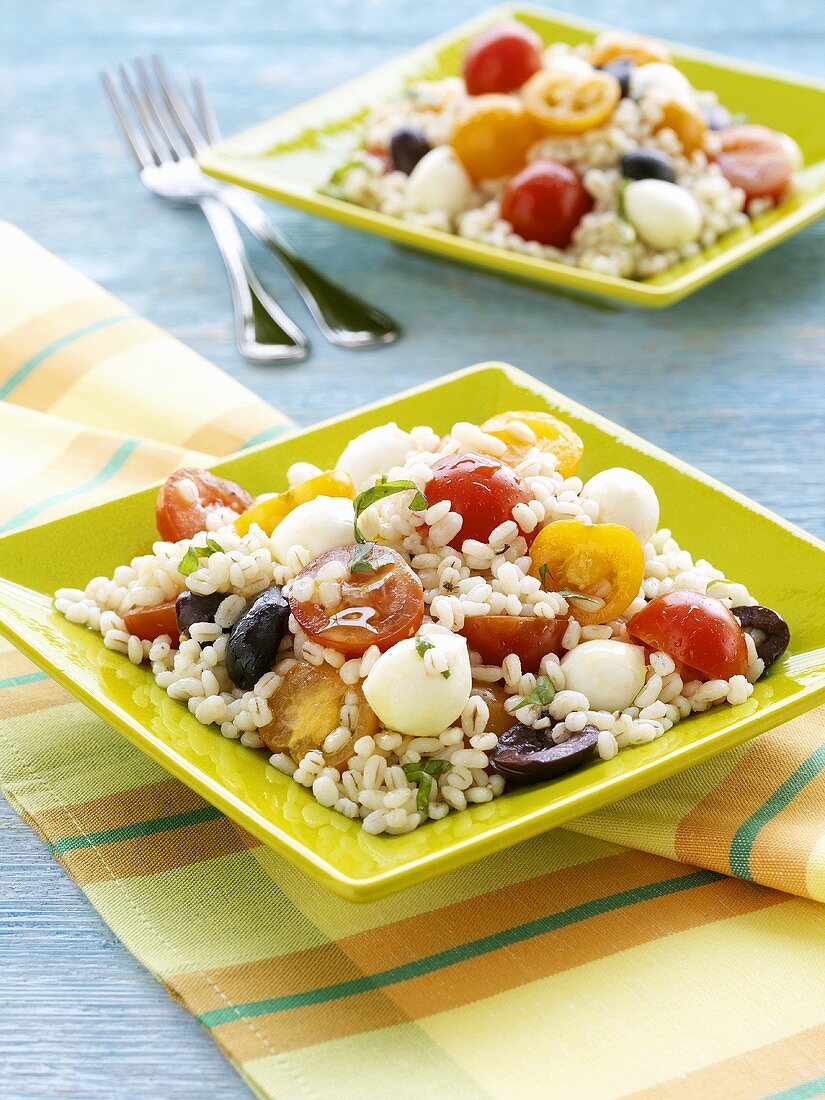 Getreidesalat mit Oliven, Mozzarellakugeln & Cocktailtomaten