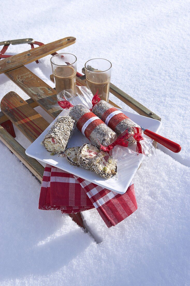 Turkish Delight Rollos und heiße Schokolade auf Schlitten