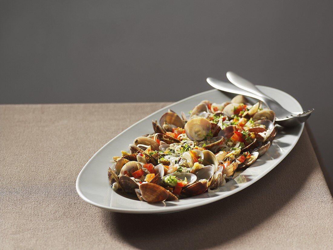 Clams with chilli and tomatoes