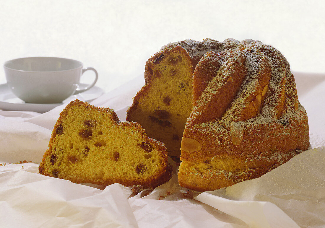 Gugelhupf with raisins