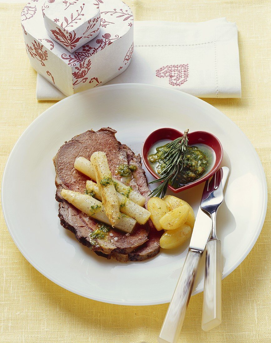 Roastbeef mit Spargel und Petersilienpesto