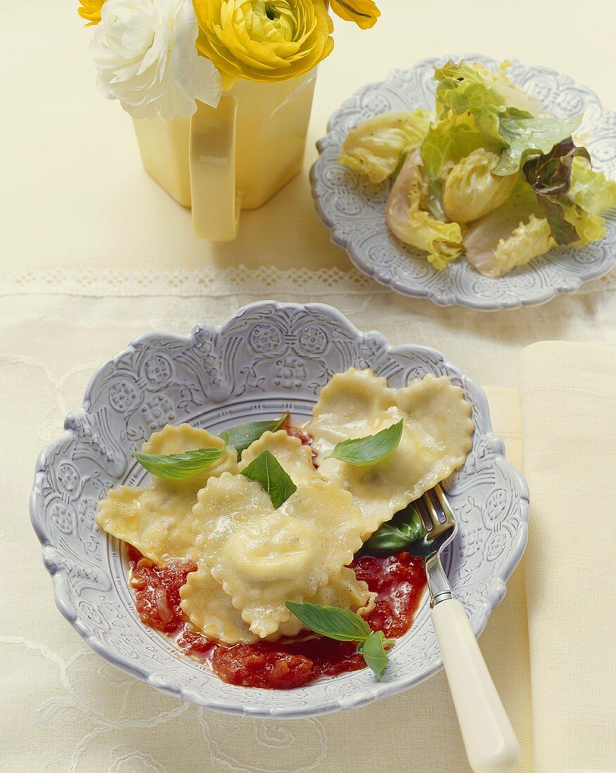 Herzförmige Ravioli mit Ricottafüllung und Tomatensauce