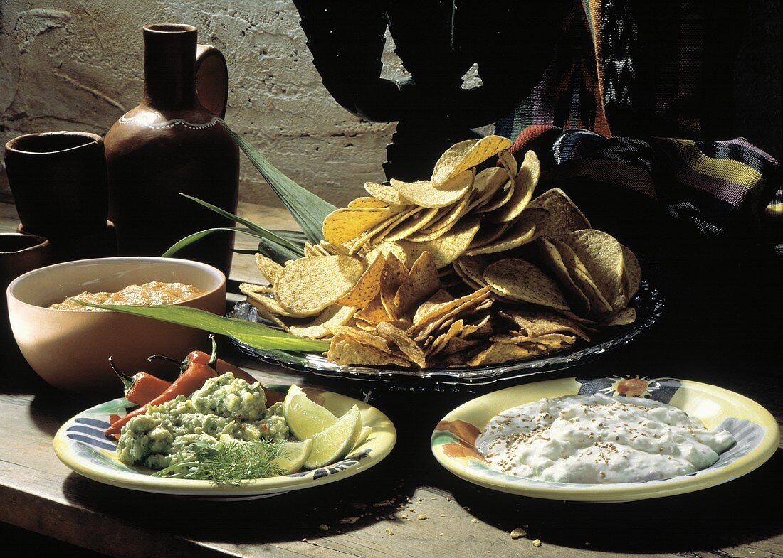 Nachos mit verschiedenen Dips