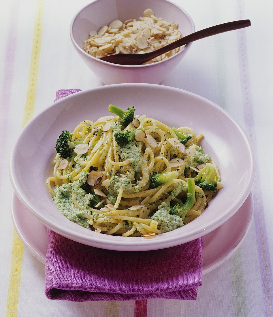 Spaghetti with broccoli and nut sauce