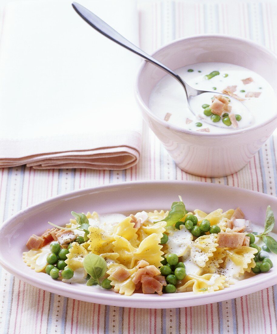 Farfalle with ham and cream sauce and peas