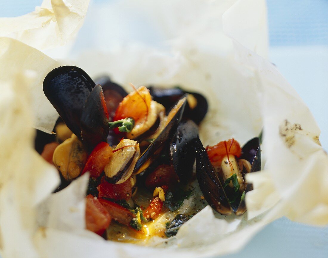 Mussels with saffron in parchment paper