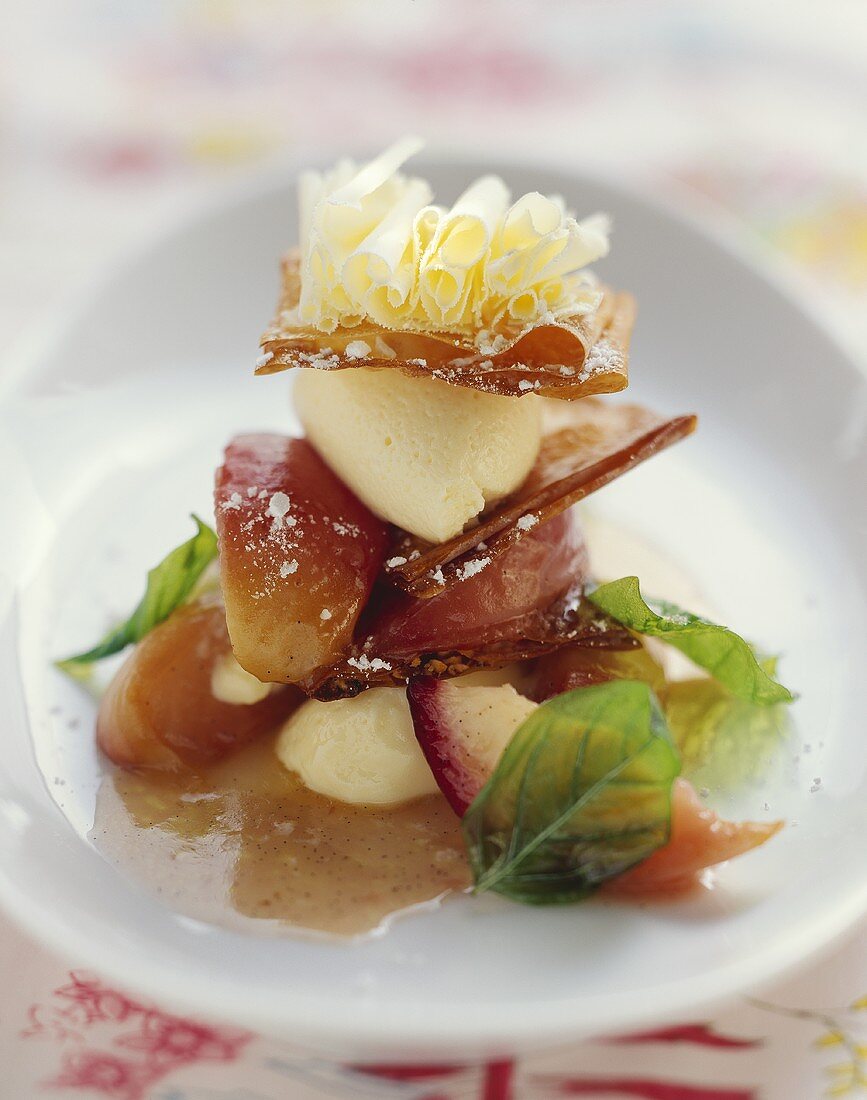 Strudelblätter mit Pfirsich und weisser Schokomousse