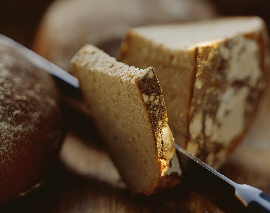 Sauerteigbrot in Scheiben schneiden