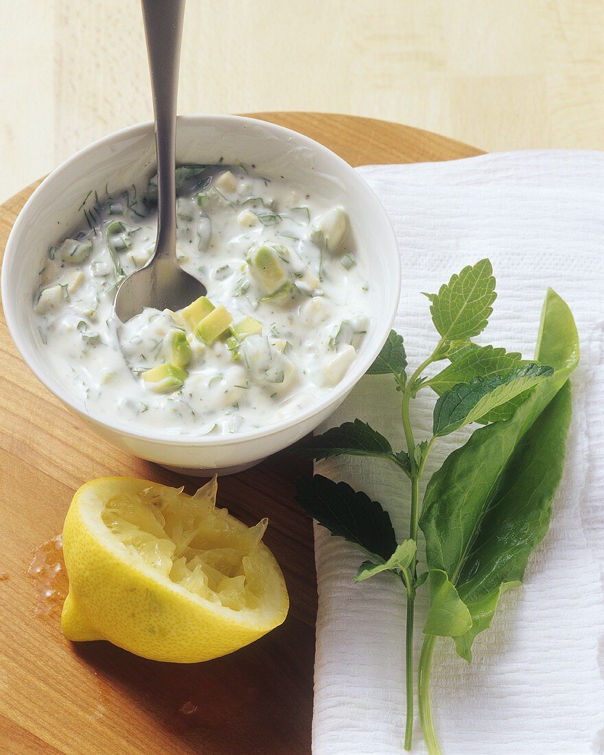 Avocado yoghurt dip with herbs