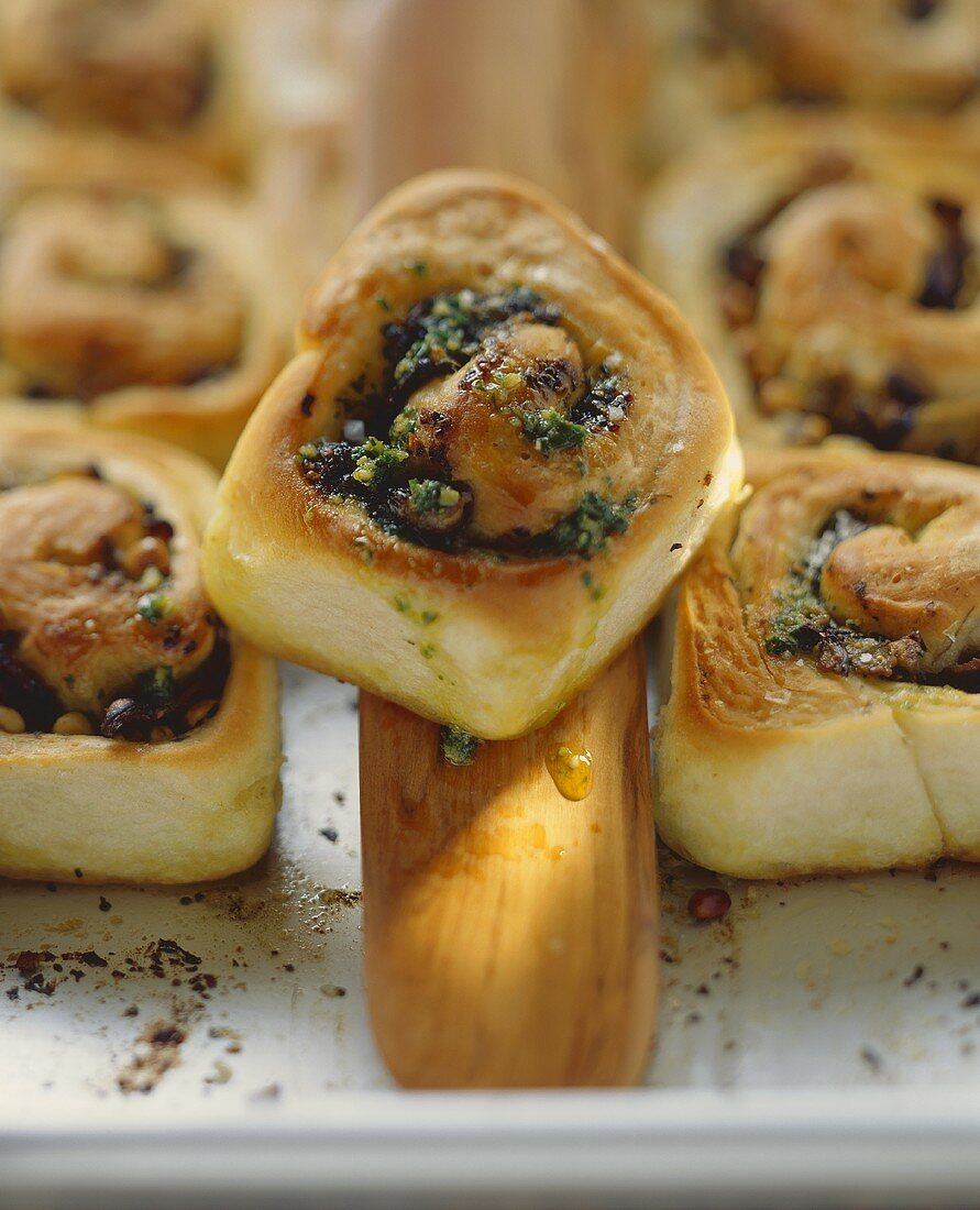 Brotschnecken mit Petersilienpesto und Auberginen