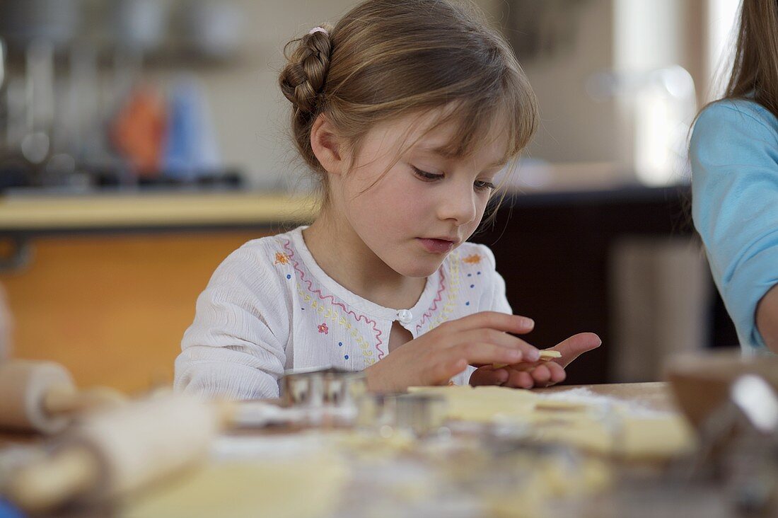 Mädchen beim Plätzchen backen