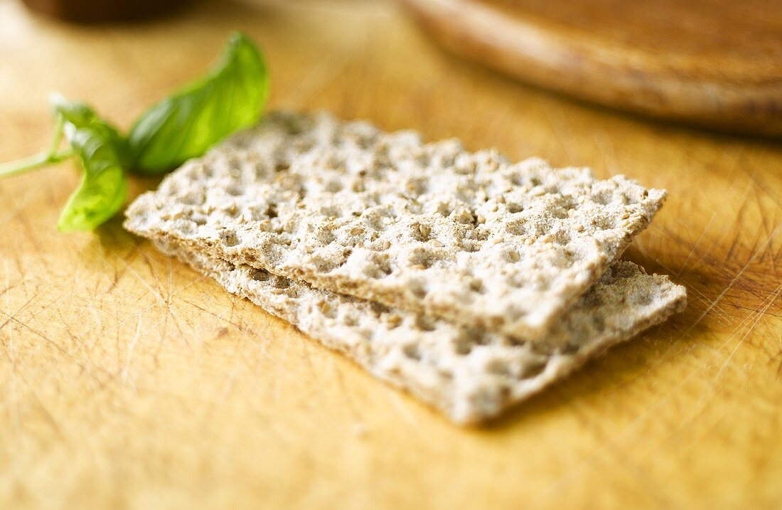 Wholemeal crispbread with basil