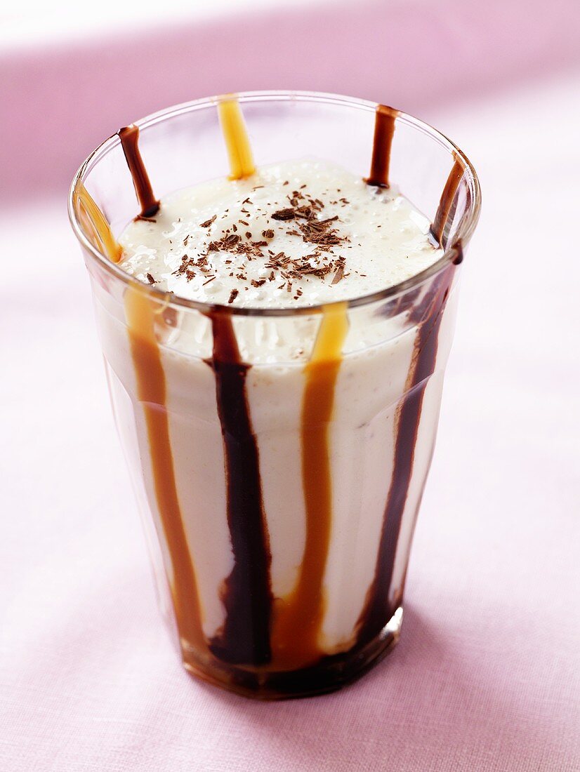 Vanillemilchshake mit Karamellsauce