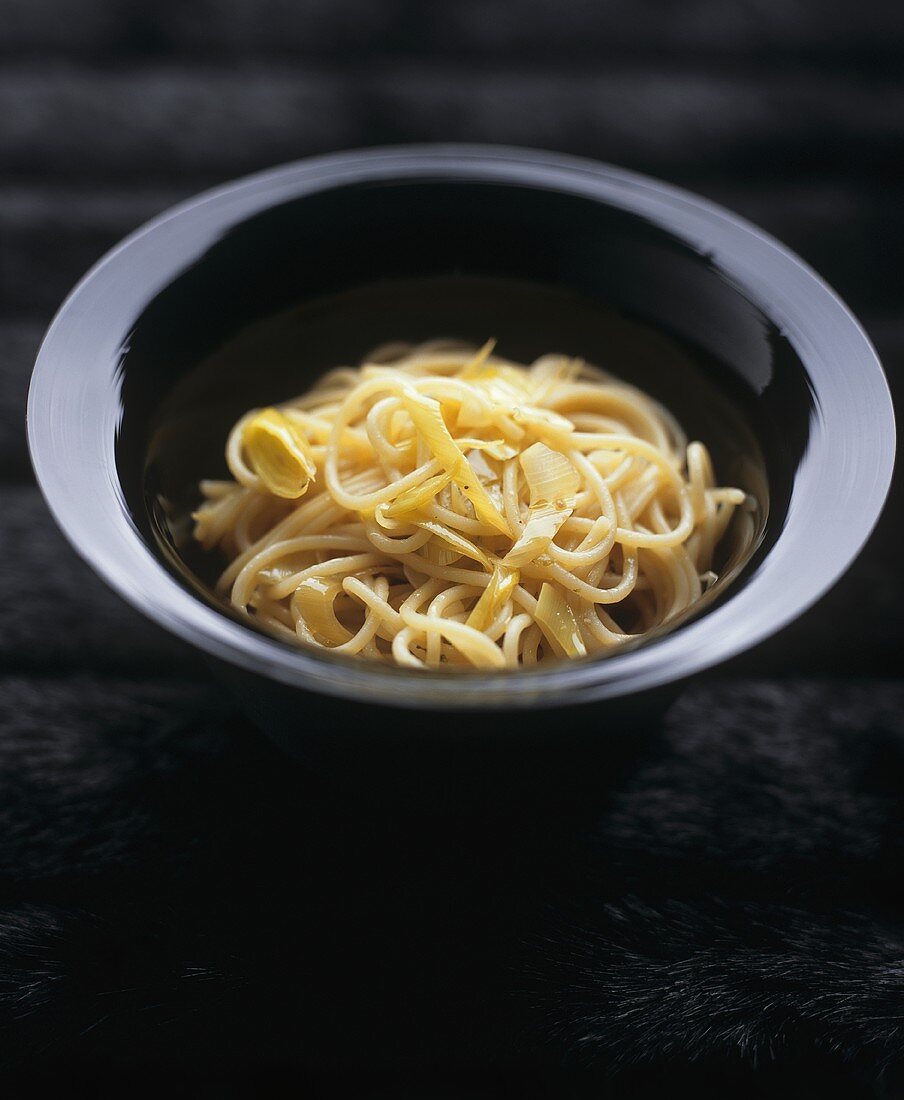 Spaghetti mit Lauch und Miso