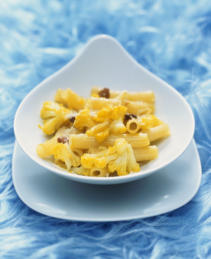 Macaroni with cauliflower, currants and Parmesan