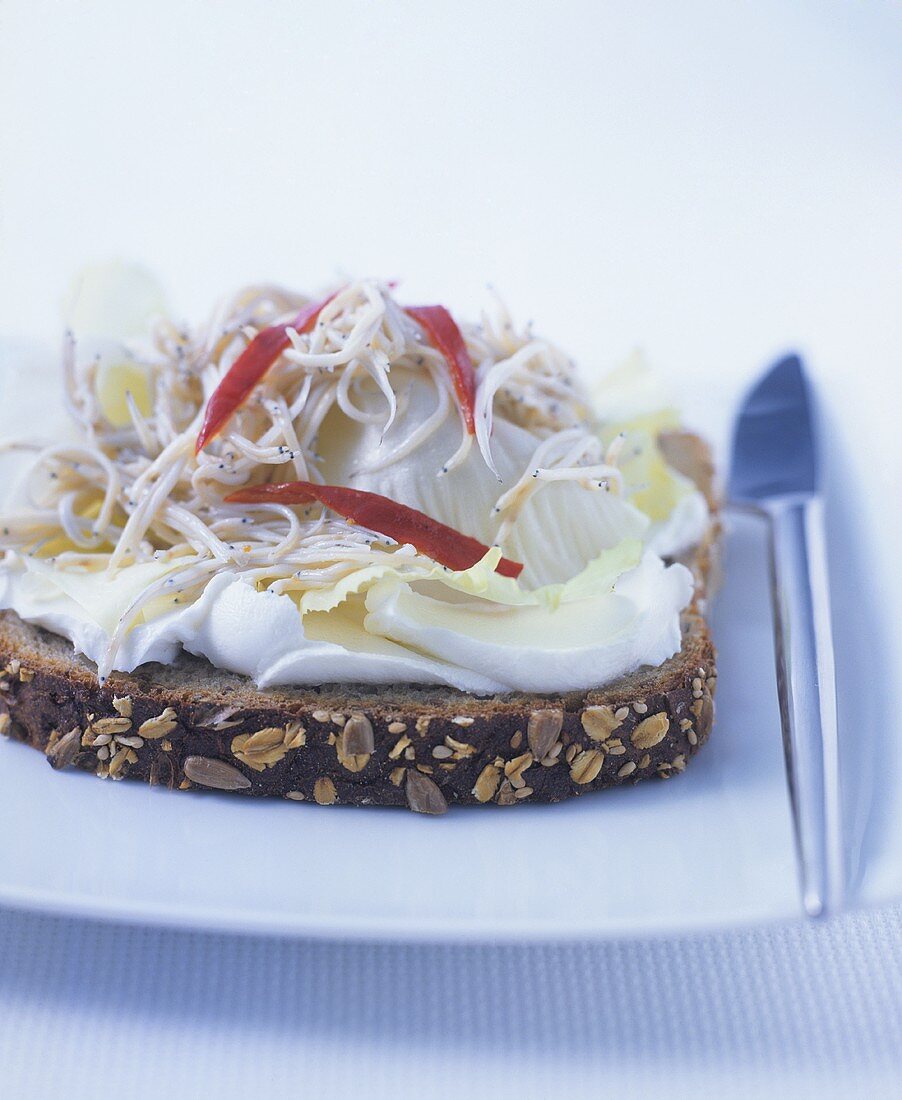 Pane nero con la neonata di pesce (Fish fry on wholemeal bread)