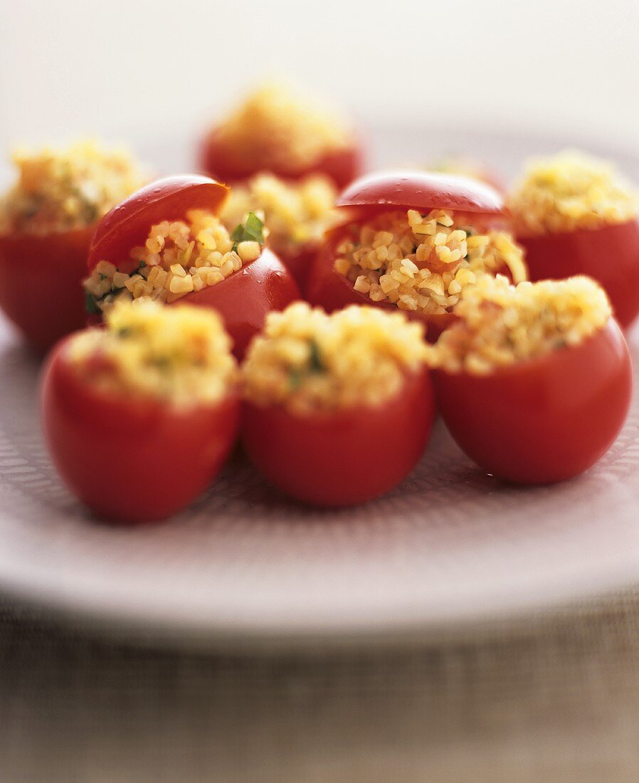 Mit Bulgur gefüllte Tomaten