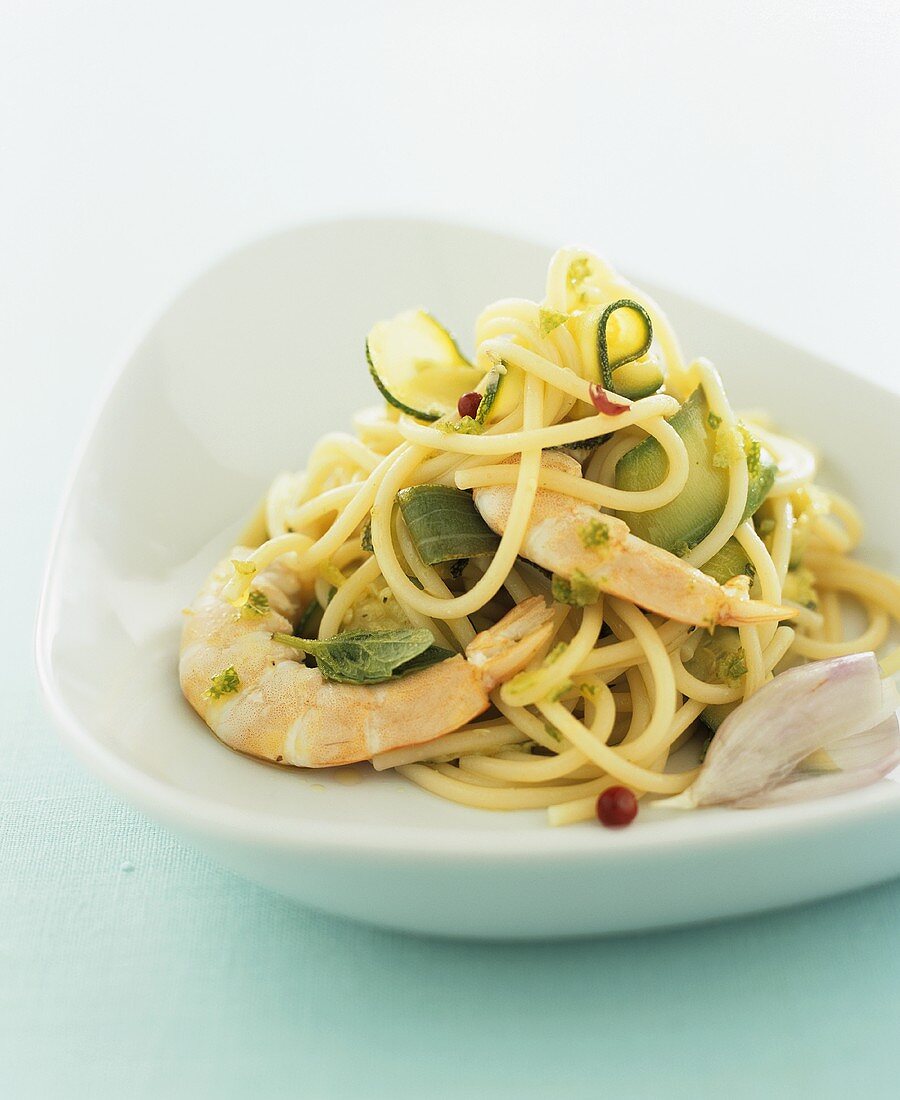 Spaghetti mit Zucchinischeiben, Garnelen und Knoblauch