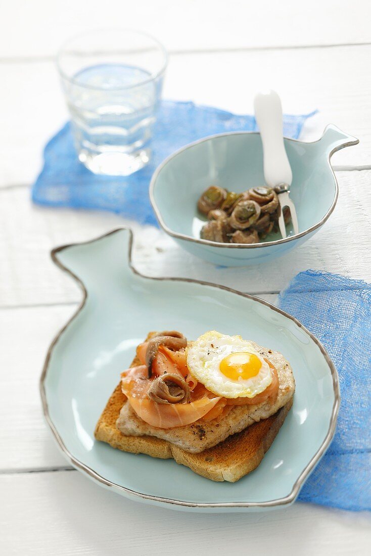 Toast mit Putenschnitzel, Räucherlachs und Wachtelei