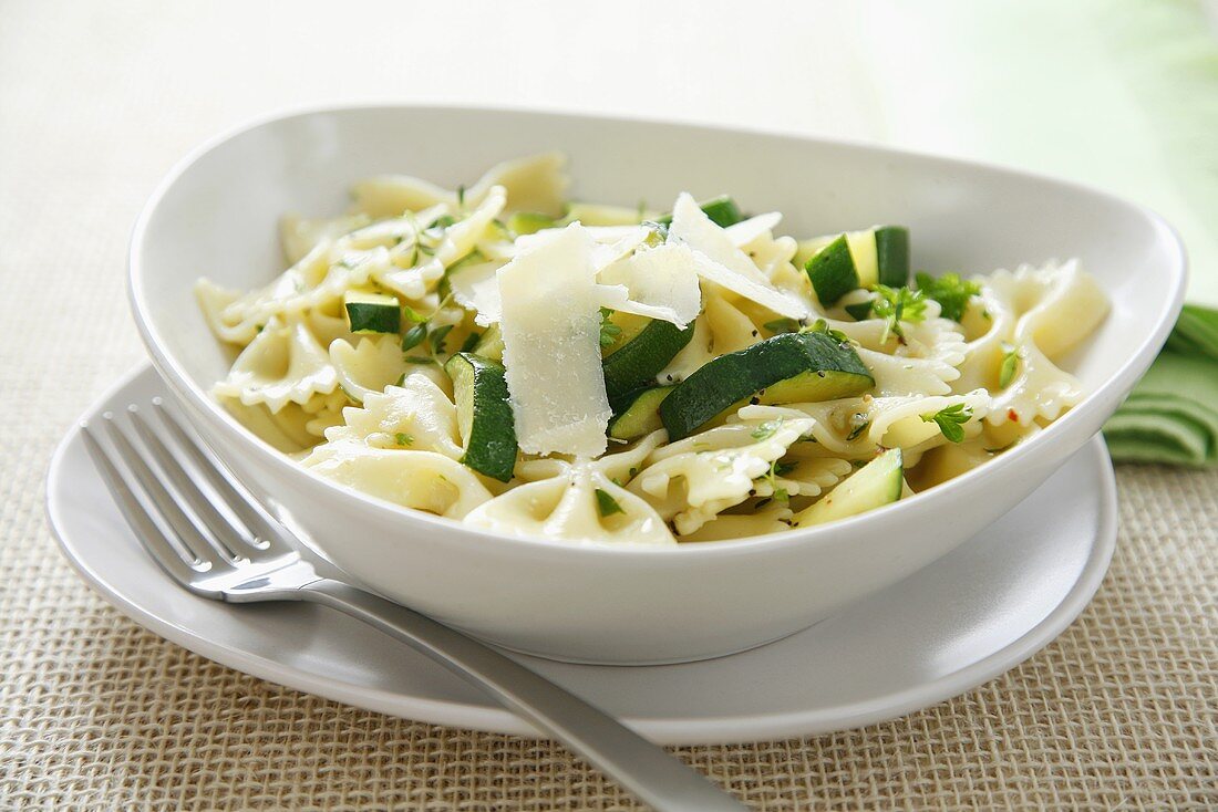 Farfalle mit Zucchini und Parmesan