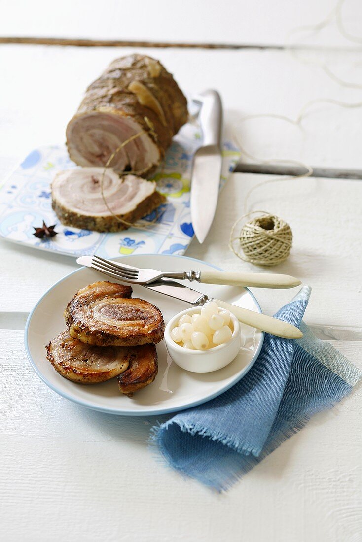 Gebratene Schweinebauchröllchen mit Silberzwiebeln