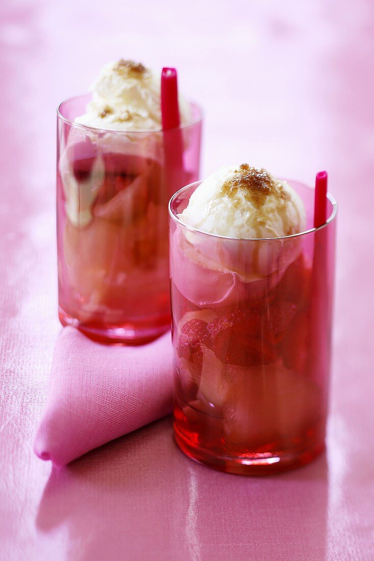 Eisdessert mit Erdbeeren, Ingwer und Melone