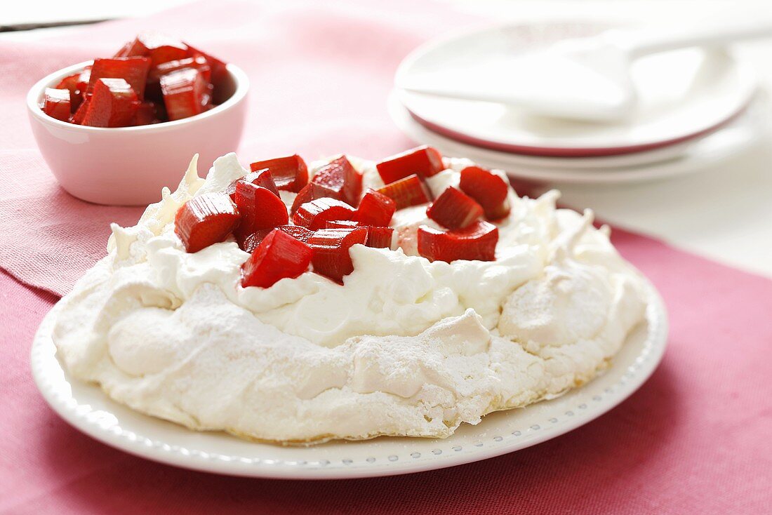 Pavlova mit Rhabarber