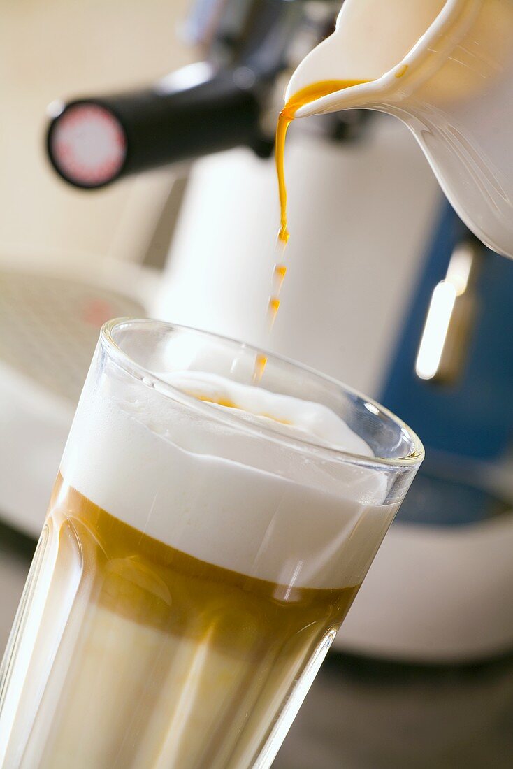 Latte Macchiato zubereiten (Espresso ins Glas gießen)