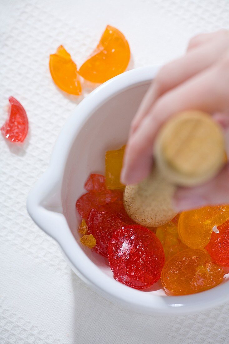 Making window cookies (crushing fruit sweets)